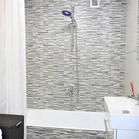 1e 2 Apartment *